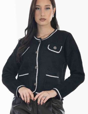 Ζακέτα πλεκτή σε μαυρη απόχρωση.
