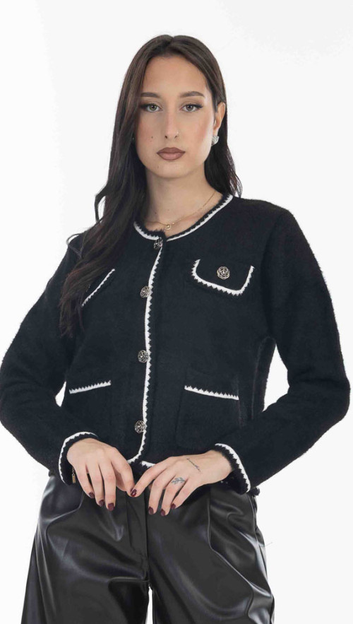 Ζακέτα πλεκτή σε μαυρη απόχρωση.