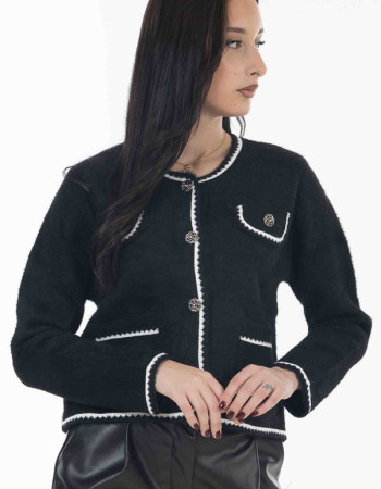 Ζακέτα πλεκτή σε μαυρη απόχρωση.