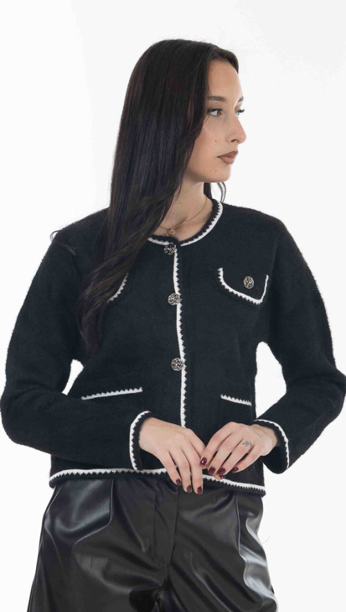 Ζακέτα πλεκτή σε μαυρη απόχρωση.