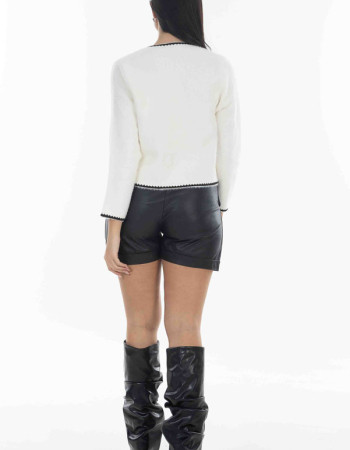 Ζακέτα πλεκτή σε λευκή απόχρωση.