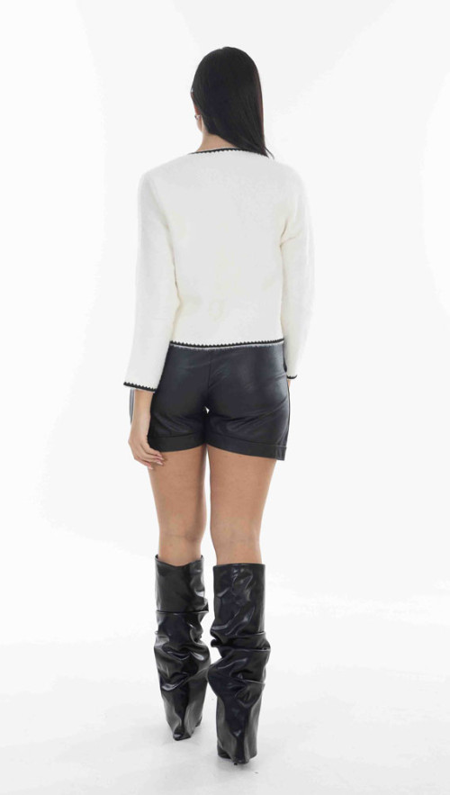 Ζακέτα πλεκτή σε λευκή απόχρωση.