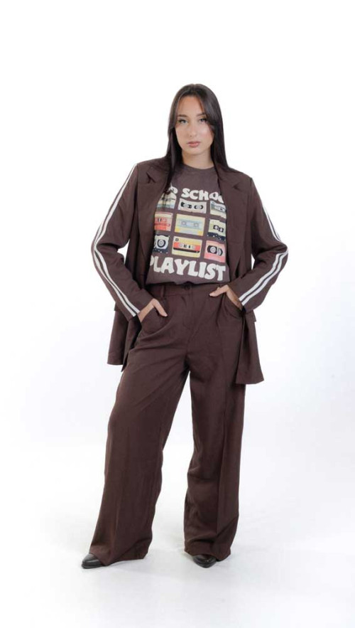 Κουστουμι καφέ με λευκες ριγες 