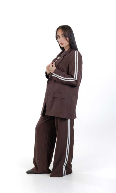 Κουστουμι καφέ με λευκες ριγες 