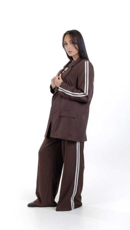 Κουστουμι καφέ με λευκες ριγες 