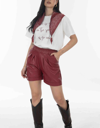 T-shrit λευκο με κοκκινα γραμματα και μαντιλι 