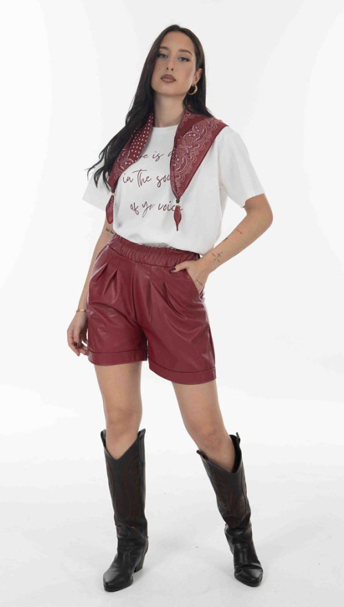 T-shrit λευκο με κοκκινα γραμματα και μαντιλι 