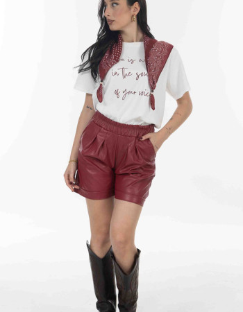 T-shrit λευκο με κοκκινα γραμματα και μαντιλι 