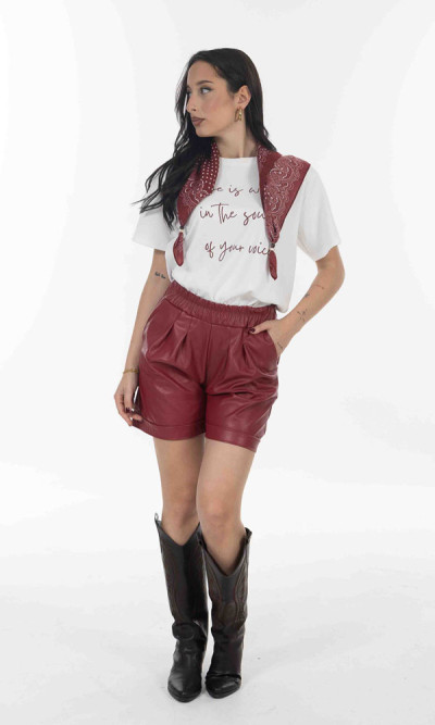 T-shrit λευκο με κοκκινα γραμματα και μαντιλι 