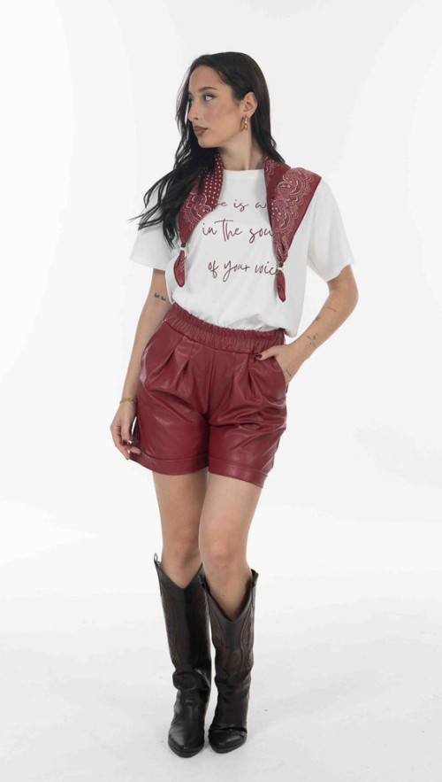 T-shrit λευκο με κοκκινα γραμματα και μαντιλι 