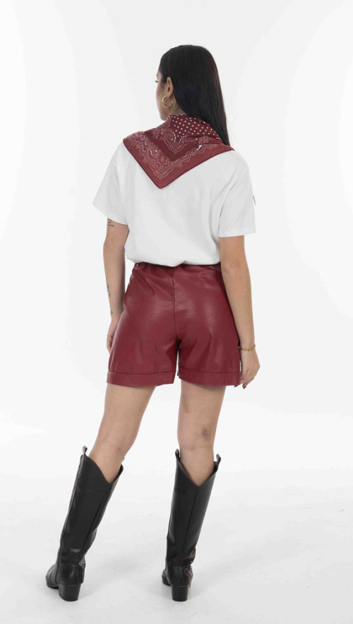 T-shrit λευκο με κοκκινα γραμματα και μαντιλι 