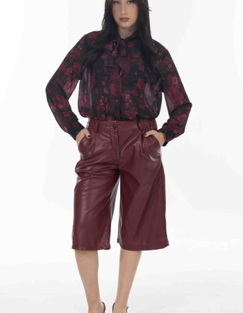 Βερμούδα δερματίνη σε μπορντο χρωμα.