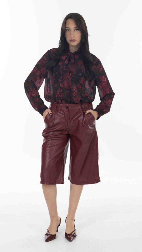 Βερμούδα δερματίνη σε μπορντο χρωμα.