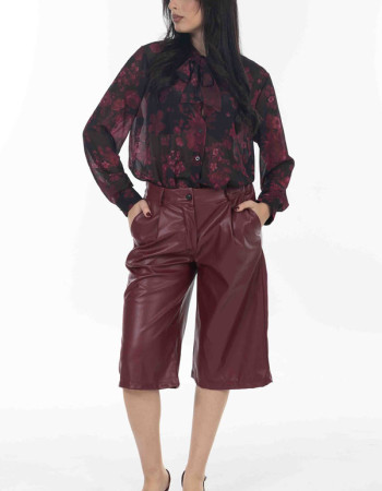 Βερμούδα δερματίνη σε μπορντο χρωμα.