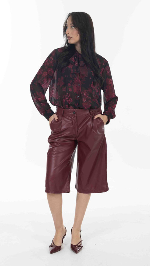 Βερμούδα δερματίνη σε μπορντο χρωμα.