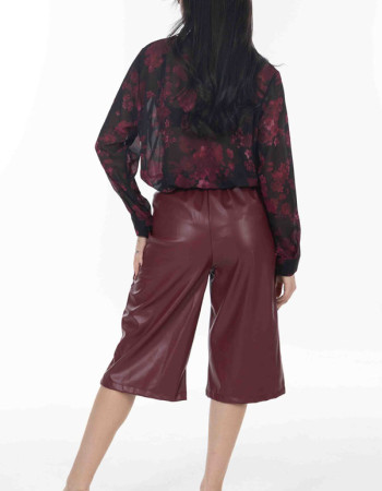 Βερμούδα δερματίνη σε μπορντο χρωμα.