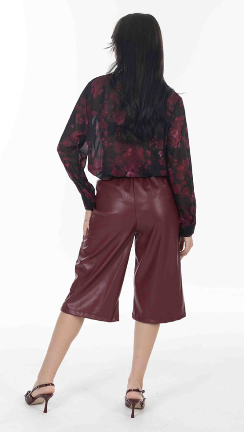 Βερμούδα δερματίνη σε μπορντο χρωμα.