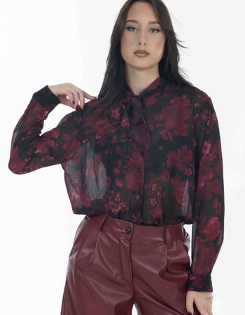 Πουκάμισο με εμπριμέ σε κόκκινη απόχρωση. 