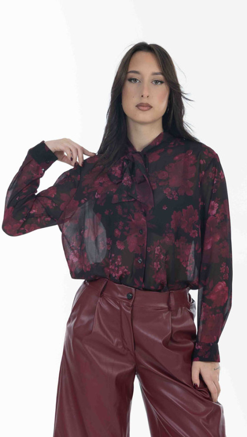 Πουκάμισο με εμπριμέ σε κόκκινη απόχρωση. 