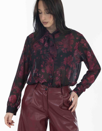 Πουκάμισο με εμπριμέ σε κόκκινη απόχρωση. 