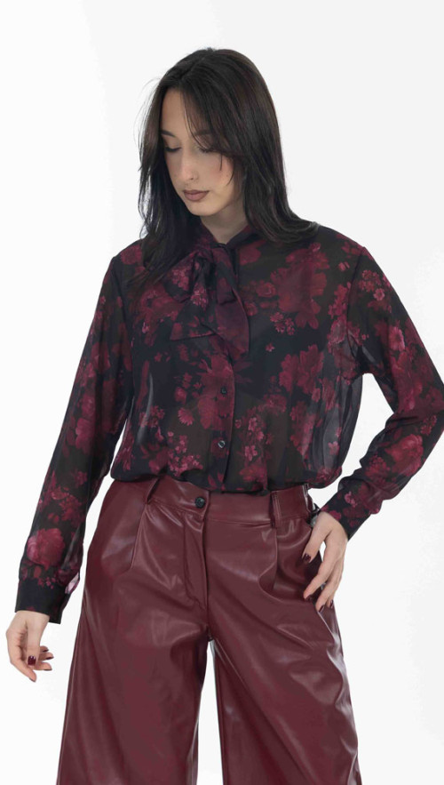 Πουκάμισο με εμπριμέ σε κόκκινη απόχρωση. 