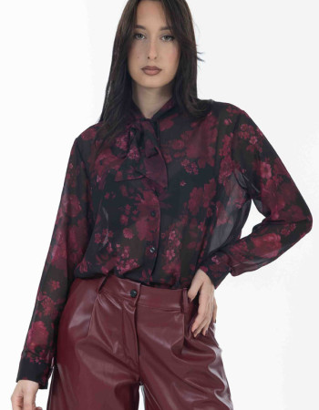 Πουκάμισο με εμπριμέ σε κόκκινη απόχρωση. 