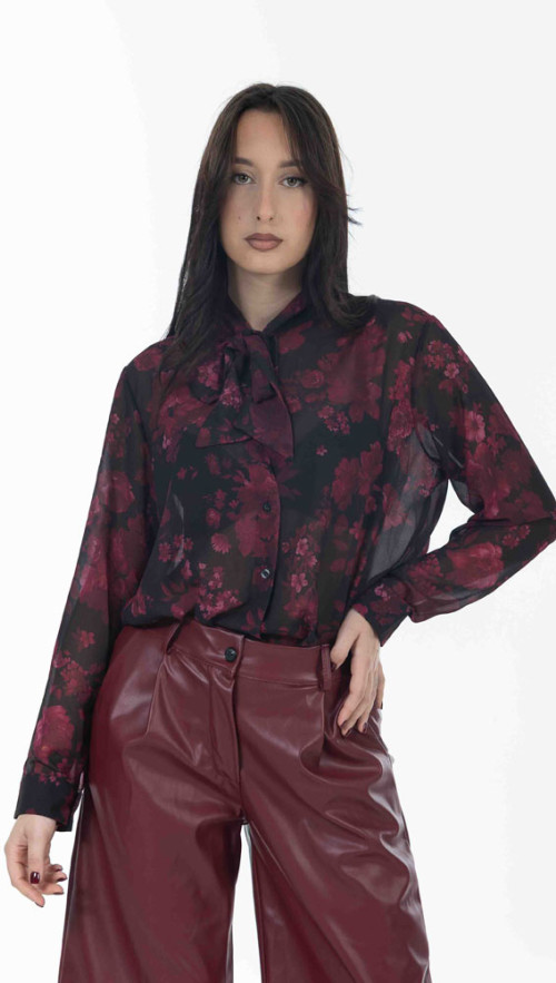 Πουκάμισο με εμπριμέ σε κόκκινη απόχρωση. 