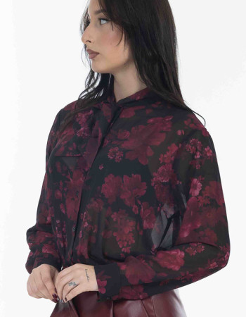 Πουκάμισο με εμπριμέ σε κόκκινη απόχρωση. 