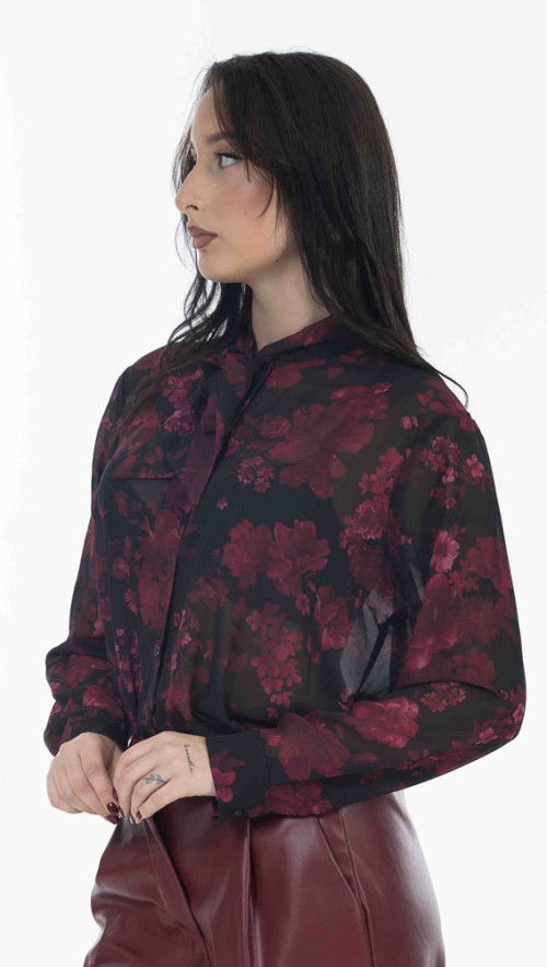 Πουκάμισο με εμπριμέ σε κόκκινη απόχρωση. 