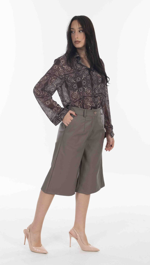 Πουκάμισο oversize με εμπριμέ σε καφέ απόχρωση.