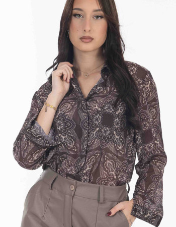 Πουκάμισο oversize με εμπριμέ σε καφέ απόχρωση.
