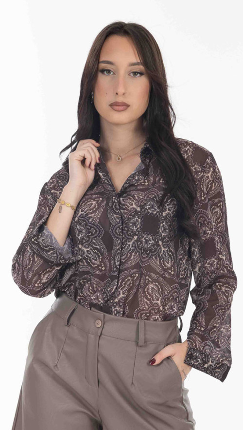 Πουκάμισο oversize με εμπριμέ σε καφέ απόχρωση.