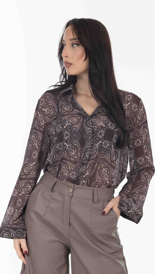Πουκάμισο oversize με εμπριμέ σε καφέ απόχρωση.