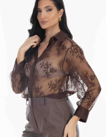 Πουκάμισο με δαντέλα σε καφε αποχρώση. 