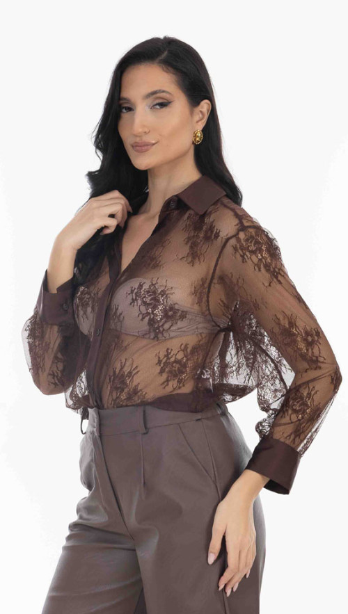 Πουκάμισο με δαντέλα σε καφε αποχρώση. 