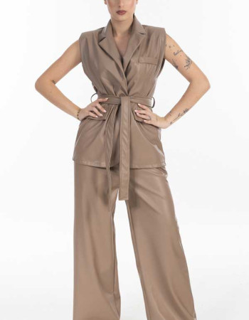 Σετ δερματίνη σε μπεζ απόχρωση. 