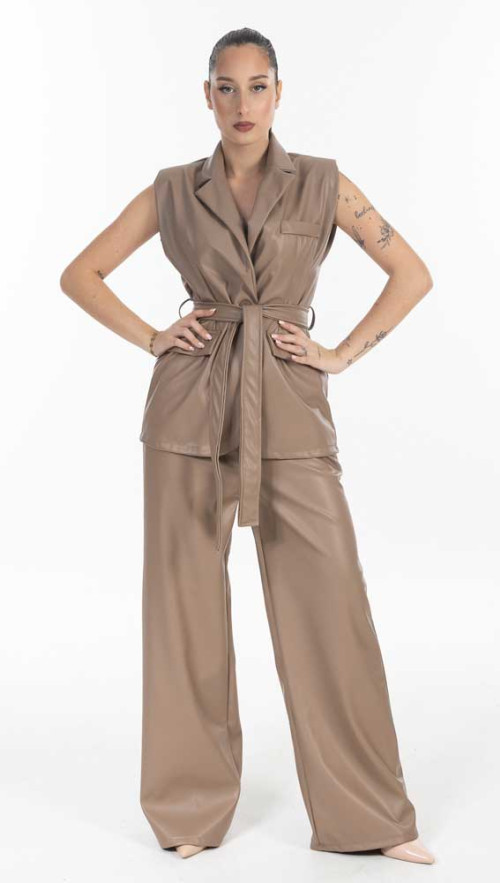 Σετ δερματίνη σε μπεζ απόχρωση. 