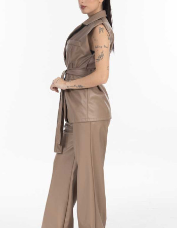 Σετ δερματίνη σε μπεζ απόχρωση. 