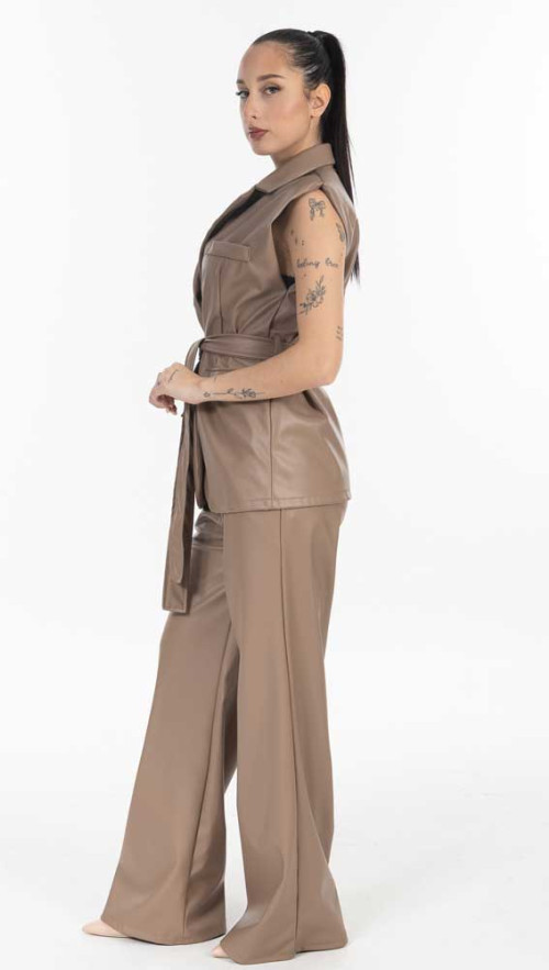 Σετ δερματίνη σε μπεζ απόχρωση. 