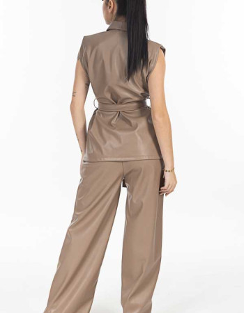 Σετ δερματίνη σε μπεζ απόχρωση. 