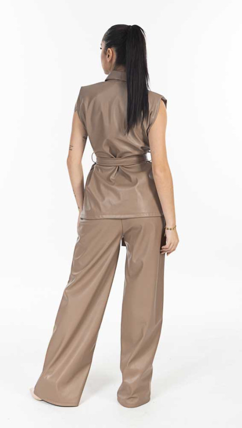 Σετ δερματίνη σε μπεζ απόχρωση. 