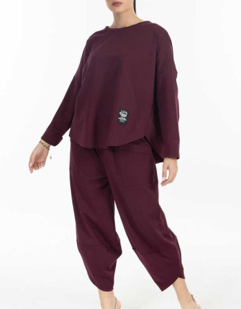 Σετ φόρμας σε σκούρο μπορντό απόχρωση.