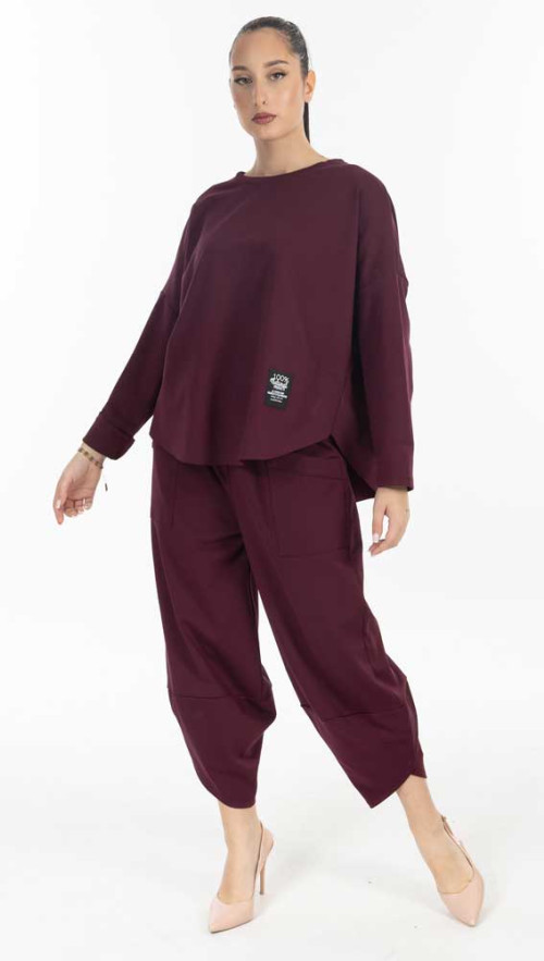 Σετ φόρμας σε σκούρο μπορντό απόχρωση.