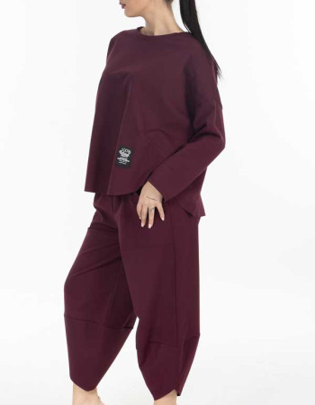 Σετ φόρμας σε σκούρο μπορντό απόχρωση.