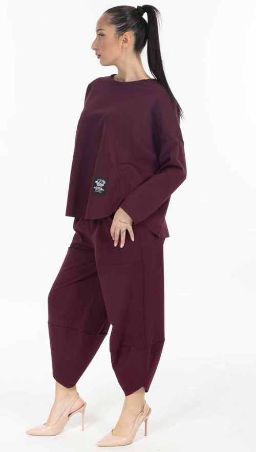 Σετ φόρμας σε σκούρο μπορντό απόχρωση.