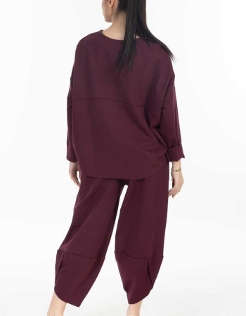 Σετ φόρμας σε σκούρο μπορντό απόχρωση.