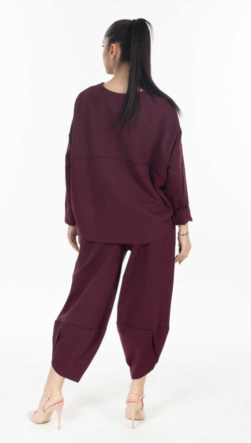 Σετ φόρμας σε σκούρο μπορντό απόχρωση.