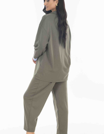 Σετ χακι με ριγέ γιακά.