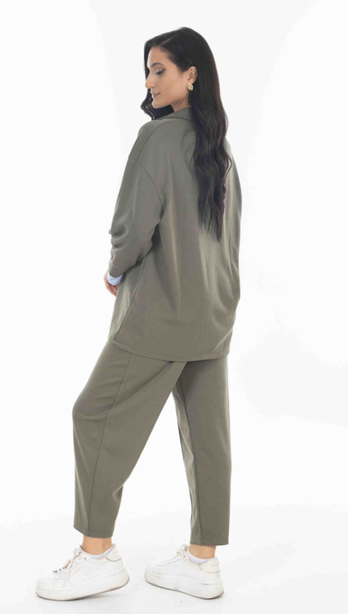 Σετ χακι με ριγέ γιακά.