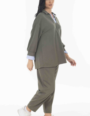 Σετ χακι με ριγέ γιακά.